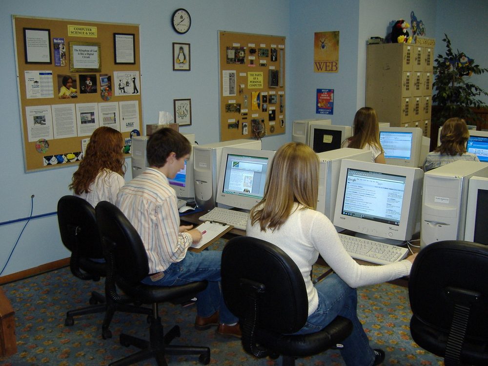 Students working together on a class assignment in a computer lab