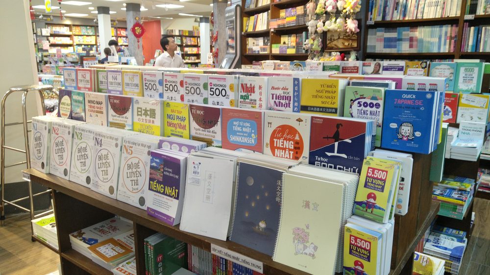 Shelf of Japanese-language textbooks in a bookstore