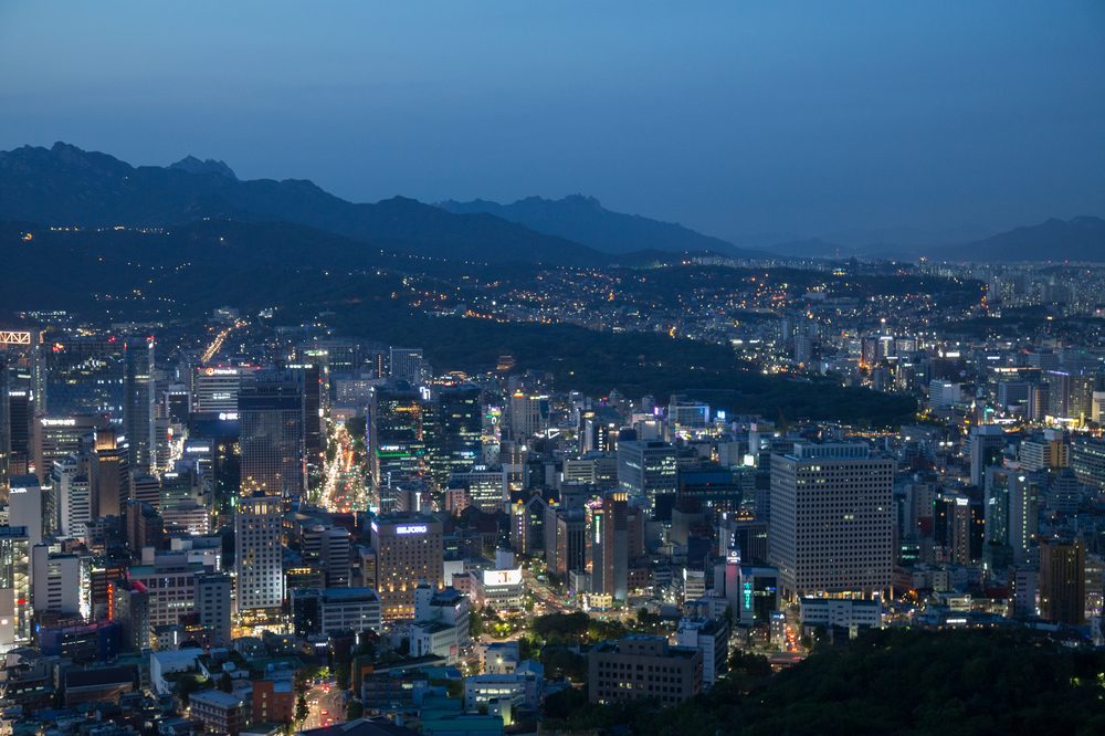 Skyline view of Seoul, South Korea, with buildings stretching toward the horizon