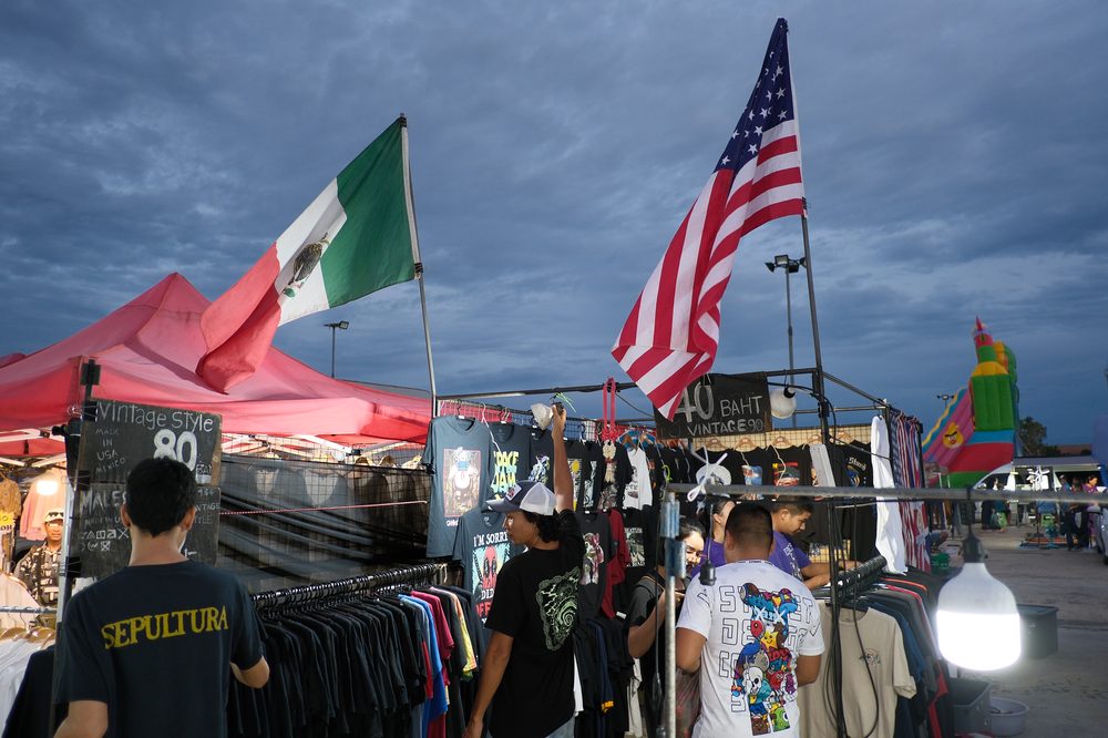 Shoppers browsing a market stall, the kind of everyday scene where Spanish vocabulary gets used in context